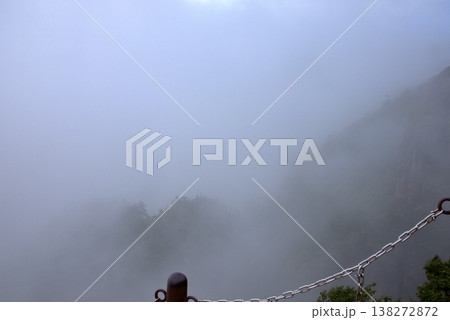 霧に包まれた山頂の展望台と空 霧に包まれた山頂の展望台と空 138272872