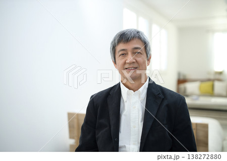 部屋でジャケットを着て微笑む60代の男性 部屋でジャケットを着て微笑む60代の男性 138272880