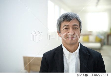 部屋でジャケットを着て微笑む60代の男性 部屋でジャケットを着て微笑む60代の男性 138272881