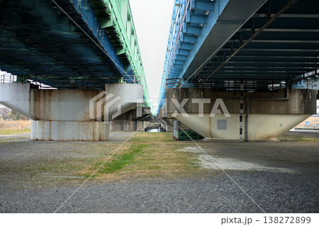 荒川に架かる常磐線を支える橋脚2 荒川に架かる常磐線を支える橋脚2 138272899