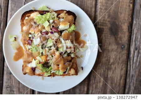 味噌ドレッシングで食べるチョップドサラダを乗せたトースト 138272947