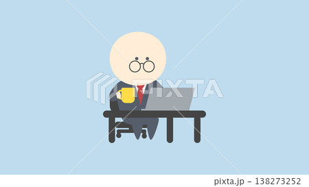 ビジネスイメージイラスト_デスクで飲み物を飲みながら作業するメガネのビジネスマン ビジネスイメージイラスト_デスクで飲み物を飲みながら作業するメガネのビジネスマン 138273252