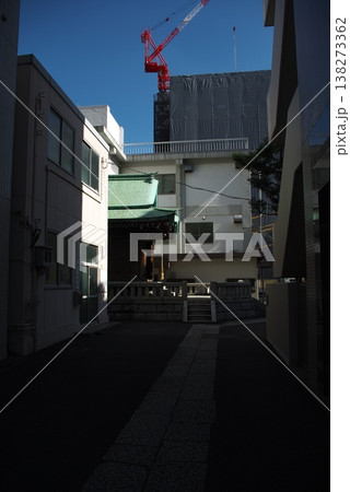 ビル群の間に位置する神社社殿と建設工事用クレーン ビル群の間に位置する神社社殿と建設工事用クレーン 138273362