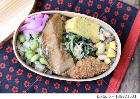 鰤照りと枝豆塩昆布ごはんの和食弁当 鰤照りと枝豆塩昆布ごはんの和食弁当 138273631