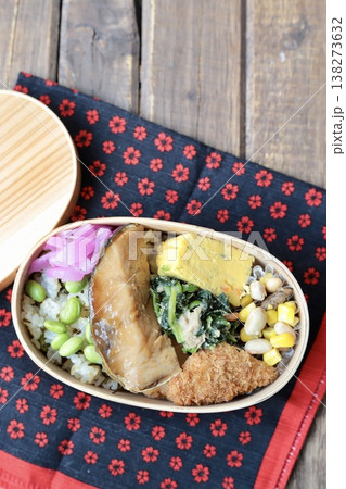 鰤照りと枝豆塩昆布ごはんの和食弁当 鰤照りと枝豆塩昆布ごはんの和食弁当 138273632