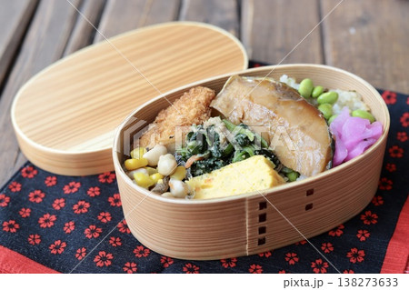 鰤照りと枝豆塩昆布ごはんの和食弁当 鰤照りと枝豆塩昆布ごはんの和食弁当 138273633
