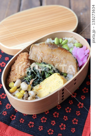 鰤照りと枝豆塩昆布ごはんの和食弁当 鰤照りと枝豆塩昆布ごはんの和食弁当 138273634