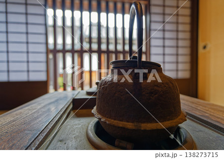 和室の囲炉裏に置かれた鉄瓶と障子のある室内風景 和室の囲炉裏に置かれた鉄瓶と障子のある室内風景 138273715