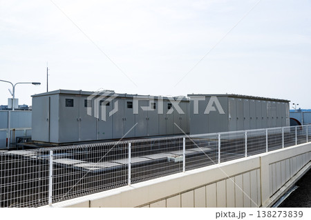 屋上のキュービクル式高圧受電設備 屋上のキュービクル式高圧受電設備 138273839
