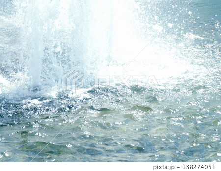 キラキラ水しぶきと水面 138274051