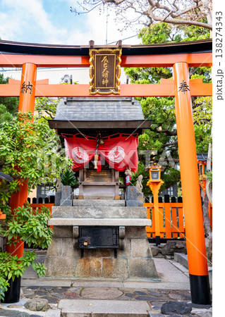京都祇園新橋通　辰巳神社 （辰巳大明神）商売繫盛と芸能上達の御利益（舞妓・芸妓さんの信仰が厚い神社） 138274343