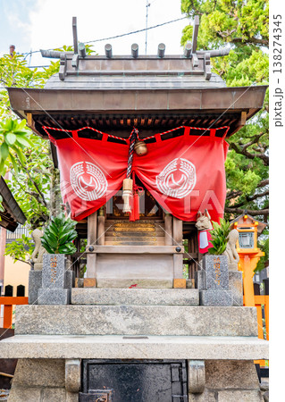 京都祇園新橋通　辰巳神社 （辰巳大明神）商売繫盛と芸能上達の御利益（舞妓・芸妓さんの信仰が厚い神社） 138274345