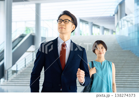 未来を見据える若手ビジネスマンとビジネスウーマンのポートレート 138274373