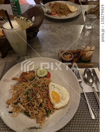 インドネシアのバリ島で食べるナシゴレン インドネシアのバリ島で食べるナシゴレン 138274924