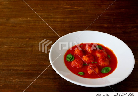 テーブル背景のミートボールのトマトスープ テーブル背景のミートボールのトマトスープ 138274959