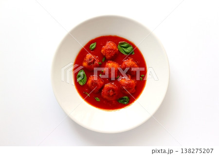 真上から見た白背景のミートボールのトマトスープ 138275207