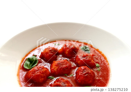 白背景のミートボールのトマトスープ 白背景のミートボールのトマトスープ 138275210