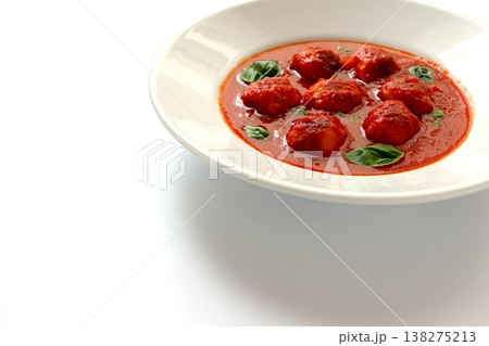 白背景のミートボールのトマトスープ 白背景のミートボールのトマトスープ 138275213