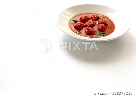 白背景のミートボールのトマトスープ 138275216