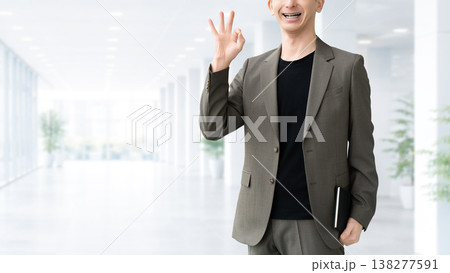 OKポーズをする笑顔の男性ビジネスマン 138277591