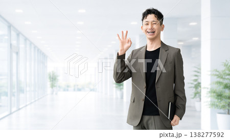 OKポーズをする笑顔の男性ビジネスマン 138277592