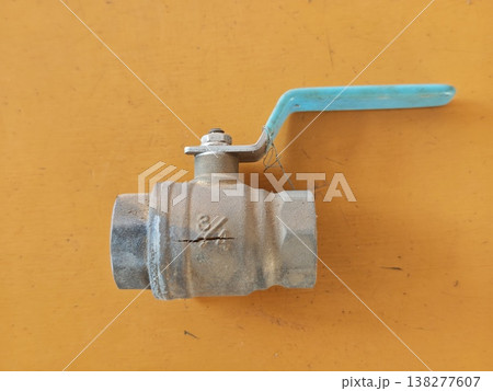 凍結でひび割れた真鍮ボールバルブ・農業設備の凍害写真 138277607