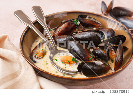 Mussels in creamy garlic sauce, served with fresh herbs and spices, homemade, no people, 138278913