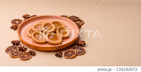 Round mini tartlets with citrus or peach jam and crumbly pastry. Mini citrus tarts 138282672