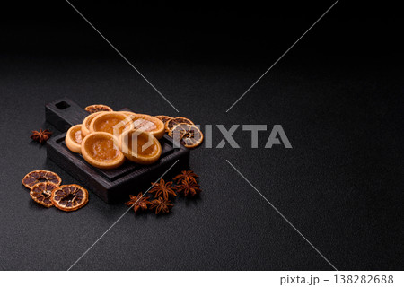 Round mini tartlets with citrus or peach jam and crumbly pastry. Mini citrus tarts 138282688