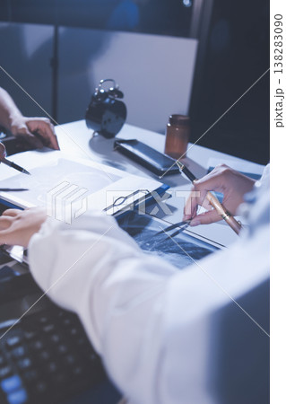 Doctors are meeting at the hospital to discuss treatment options and share experiences with colleagues. Doctors are meeting at the hospital to discuss treatment options and share experiences with colleagues. 138283090