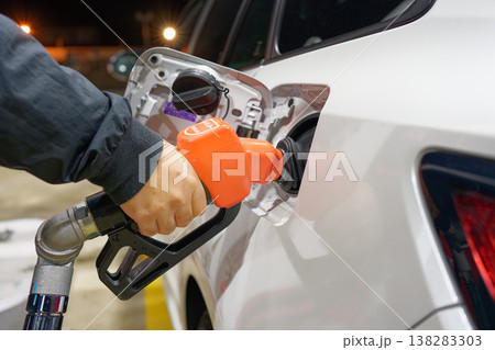 ガソリン高騰と家計防衛をイメージする夜の給油シーン 138283303