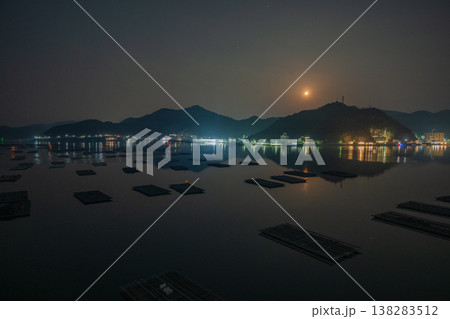 日本の岡山県備前市の片上湾の美しい月夜 138283512