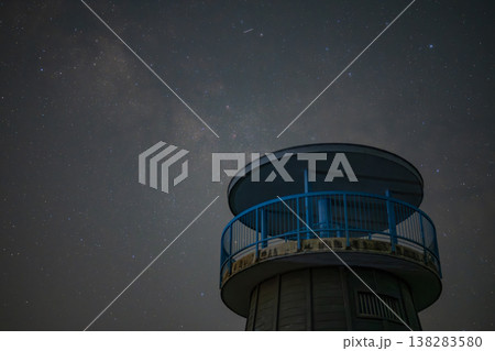 日本の岡山県備前市の頭島に浮かぶ美しい星空 138283580