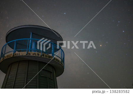 日本の岡山県備前市の頭島に浮かぶ美しい星空 日本の岡山県備前市の頭島に浮かぶ美しい星空 138283582