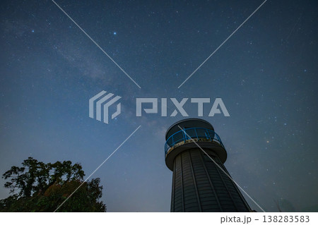 日本の岡山県備前市の頭島に浮かぶ美しい星空 日本の岡山県備前市の頭島に浮かぶ美しい星空 138283583