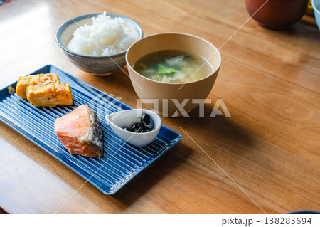 鮭・玉子焼き・黒豆が揃った丁寧な和朝食 鮭・玉子焼き・黒豆が揃った丁寧な和朝食 138283694