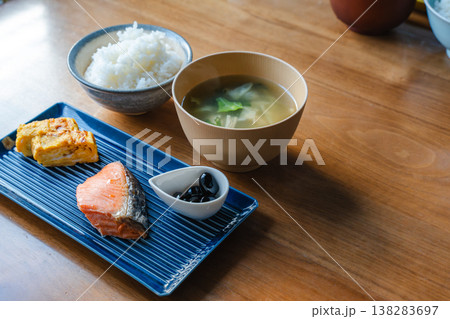 鮭・黒豆・味噌汁で整えた和食の朝ごはん 鮭・黒豆・味噌汁で整えた和食の朝ごはん 138283697