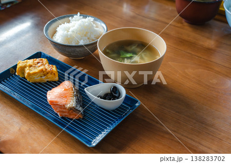 余白を生かした和朝食 テキスト入れやすい構図 余白を生かした和朝食 テキスト入れやすい構図 138283702