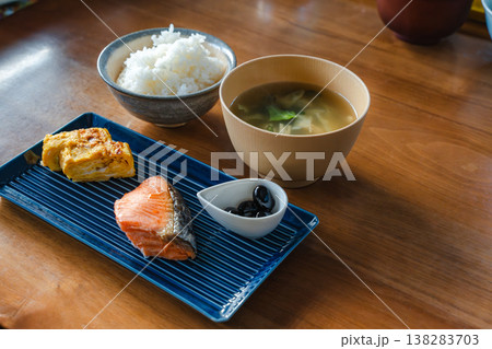 毎朝食べたい 鮭と玉子焼きのシンプル和朝食 毎朝食べたい 鮭と玉子焼きのシンプル和朝食 138283703