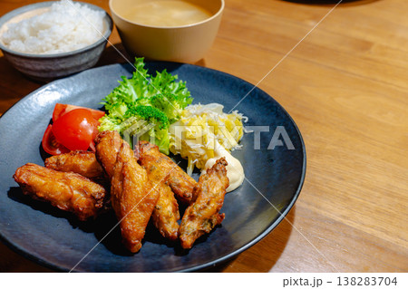 ボリューム満点の唐揚げ定食 サラダ付き ボリューム満点の唐揚げ定食 サラダ付き 138283704