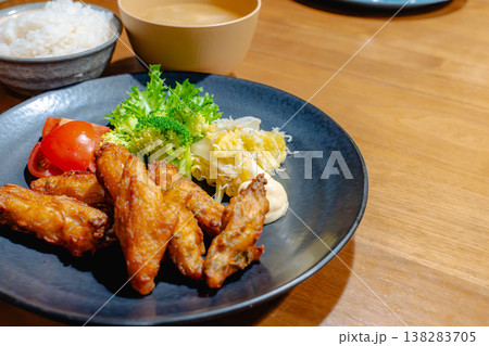 こんがり揚がった唐揚げとサラダの盛り合わせ こんがり揚がった唐揚げとサラダの盛り合わせ 138283705