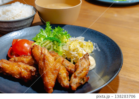彩り豊かな唐揚げサラダプレート 定食スタイル 138283706