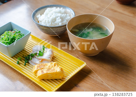 鶏胸肉と出汁巻き卵の丁寧な和朝食 鶏胸肉と出汁巻き卵の丁寧な和朝食 138283725