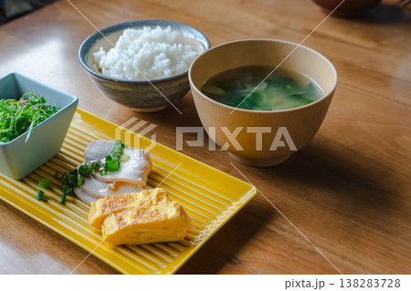 清潔感ある和朝食セット 鶏胸肉と玉子焼き 清潔感ある和朝食セット 鶏胸肉と玉子焼き 138283728