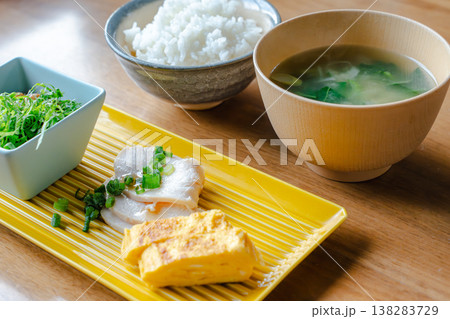 バランスの整った和朝食セット 鶏胸肉・玉子焼き 138283729
