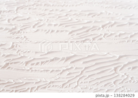 白いアクリル絵の具を使った葉脈のような凹凸模様のクローズアップ撮影16 138284029