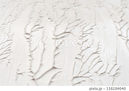 白いアクリル絵の具を使った葉脈のような凹凸模様のクローズアップ撮影28 138284040