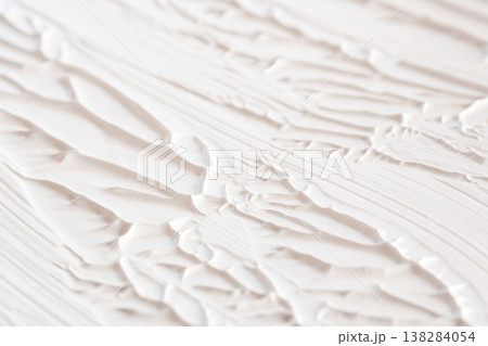 白いアクリル絵の具を使った葉脈のような凹凸模様のクローズアップ撮影43 138284054