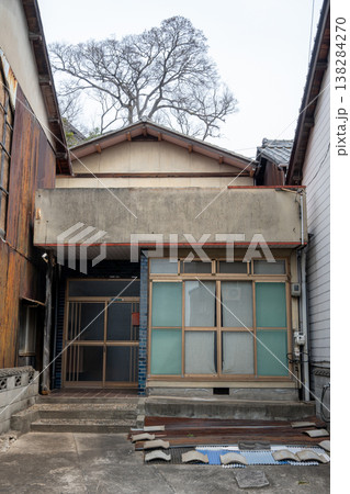 日本の岡山県倉敷市児島の古くてとても美しい建物 138284270