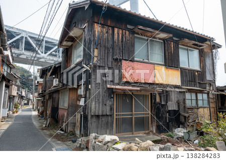日本の岡山県倉敷市児島の古くてとても美しい建物 138284283